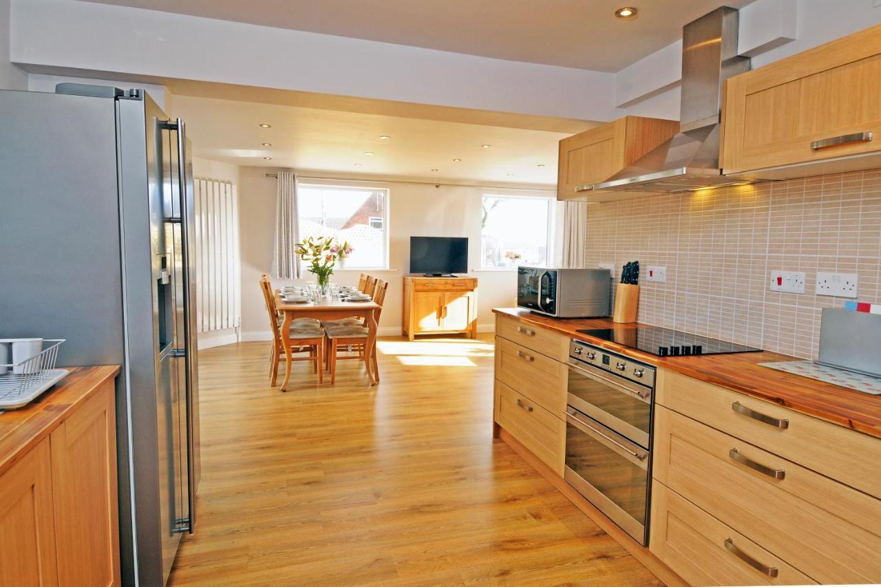Whitby Spacious Rugby Field Cottage With Off-Street Parking And Ev Fast Point For Electric Cars エクステリア 写真